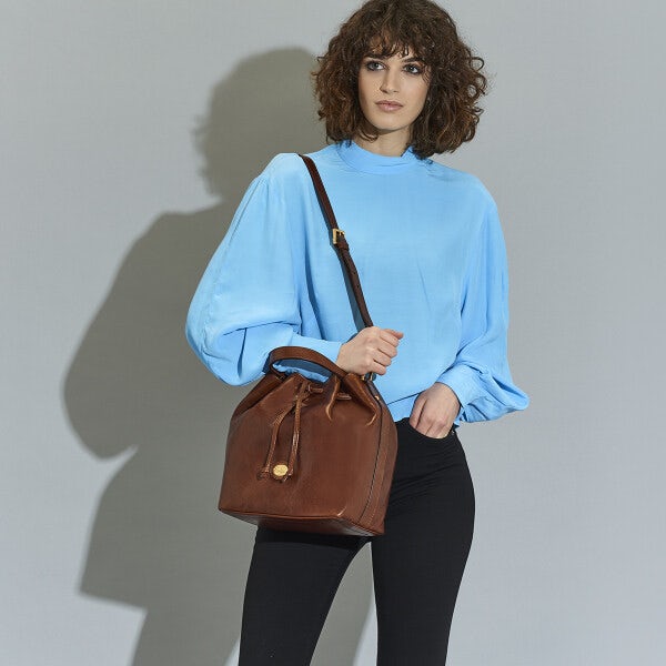 STORY BUCKET LEATHER BAG